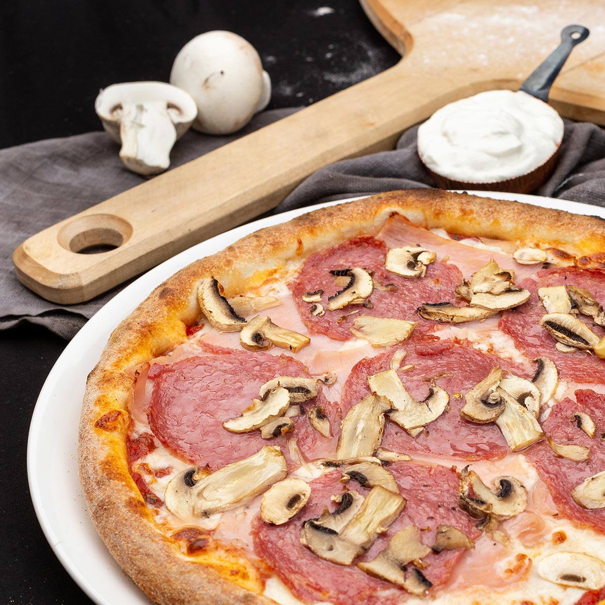Pizza Prosciutto Funghi e Salami - Vero Timisoara